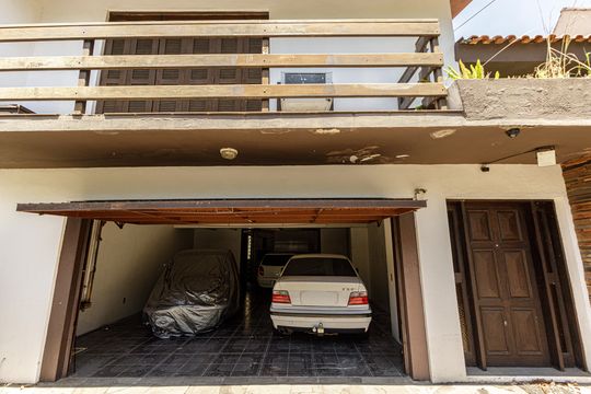 garagem  de casa para alugar com 4 quartos, 240m² em Jardim Itu, Porto Alegre