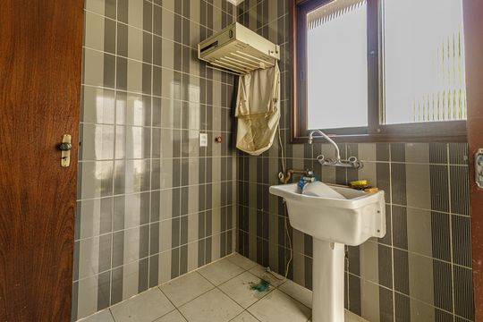 Área de Serviço de casa para alugar com 4 quartos, 240m² em Jardim Itu, Porto Alegre
