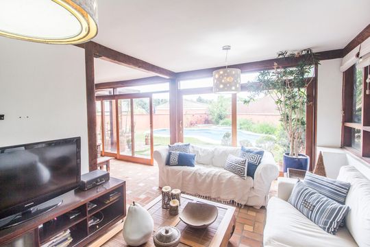 Sala de TV de casa de condomínio para alugar com 4 quartos, 748m² em Residencial das Estrelas, Barueri