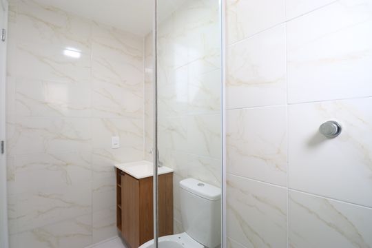 Banheiro de apartamento para alugar com 1 quarto, 33m² em Bom Retiro, São Paulo