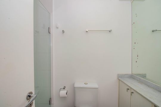 Banheiro da Suíte de apartamento à venda com 2 quartos, 66m² em Vila Ipiranga, Porto Alegre