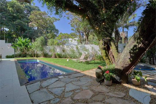 Casa à venda com 5 quartos, 351m² em Granja Julieta, São Paulo