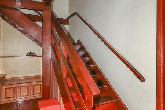 Escada segundo piso de casa à venda com 3 quartos, 255m² em Jardim Lindóia, Porto Alegre