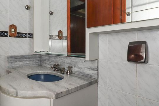 Banheiro Social de casa à venda com 3 quartos, 255m² em Jardim Lindóia, Porto Alegre