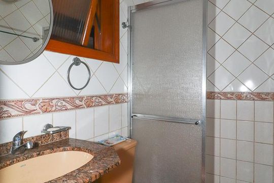 Banheiro garagem de casa à venda com 3 quartos, 255m² em Jardim Lindóia, Porto Alegre
