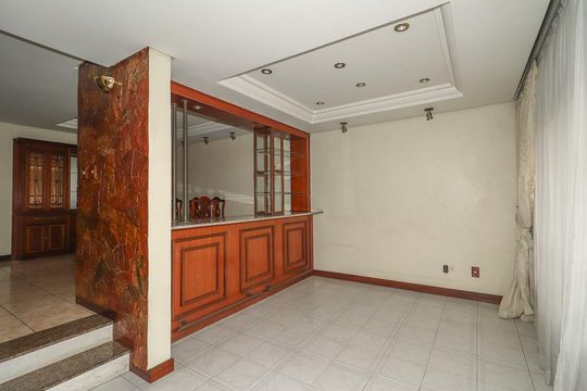 Casa à venda com 3 quartos, 255m² em Jardim Lindóia, Porto Alegre