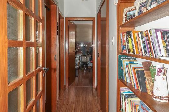 Corredor de apartamento à venda com 3 quartos, 104m² em Petrópolis, Porto Alegre