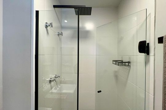 Banheiro de kitnet/studio à venda com 1 quarto, 25m² em Pinheiros, São Paulo