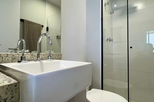 Banheiro de kitnet/studio à venda com 1 quarto, 25m² em Pinheiros, São Paulo
