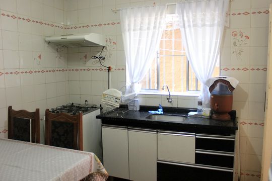 Cozinha (casa 1) de casa à venda com 5 quartos, 150m² em Jardim Cocaia, Guarulhos