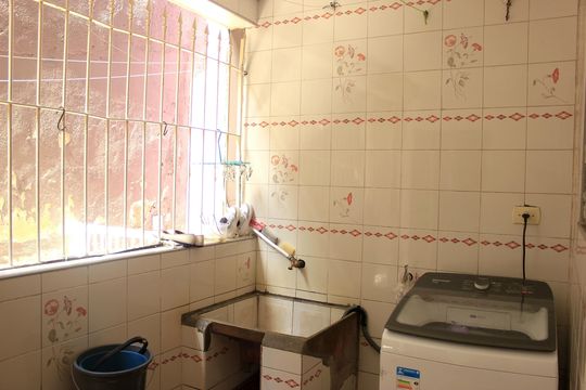 Lavanderia (casa 1) de casa à venda com 5 quartos, 150m² em Jardim Cocaia, Guarulhos