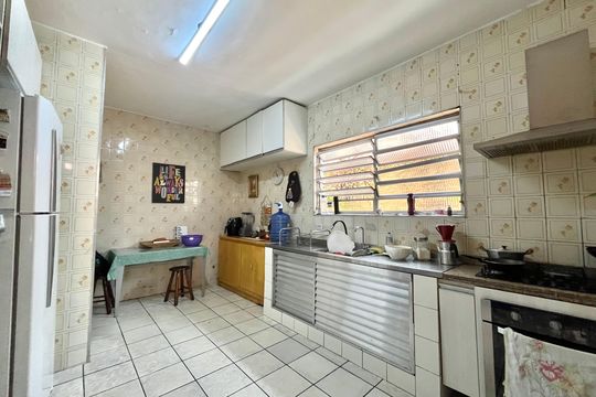 Cozinha de casa à venda com 3 quartos, 290m² em Jardim Itacolomi, São Paulo