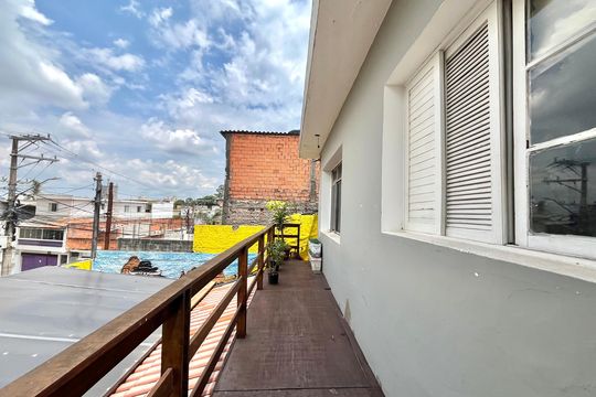 Área externa de casa à venda com 3 quartos, 290m² em Jardim Itacolomi, São Paulo