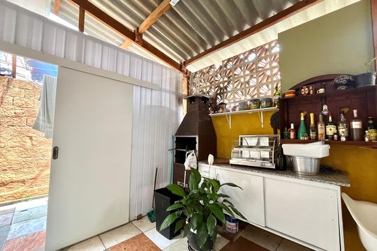 Churrasqueira de casa à venda com 3 quartos, 290m² em Jardim Itacolomi, São Paulo