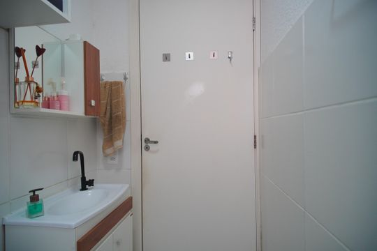 Banheiro de apartamento à venda com 2 quartos, 43m² em Santos Dumont, São Leopoldo