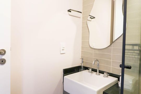 Banheiro de kitnet/studio para alugar com 1 quarto, 24m² em Cidade Monções, São Paulo