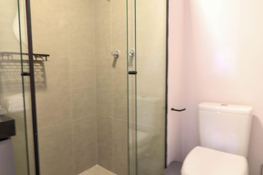 Banheiro de kitnet/studio para alugar com 1 quarto, 24m² em Cidade Monções, São Paulo