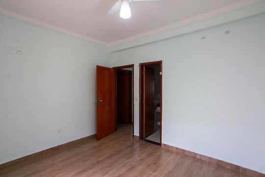 Suite de casa para alugar com 3 quartos, 350m² em Planalto, Uberlândia