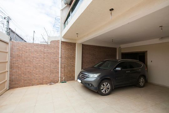 Garagem de casa para alugar com 3 quartos, 350m² em Planalto, Uberlândia