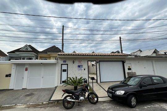 Fachada de casa de condomínio para alugar com 5 quartos, 300m² em Recreio dos Bandeirantes, Rio de Janeiro