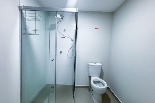 Banheiro de kitnet/studio para alugar com 1 quarto, 31m² em Cerqueira César, São Paulo