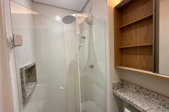 Banheiro de apartamento à venda com 1 quarto, 41m² em Empresarial 18 do Forte, Barueri