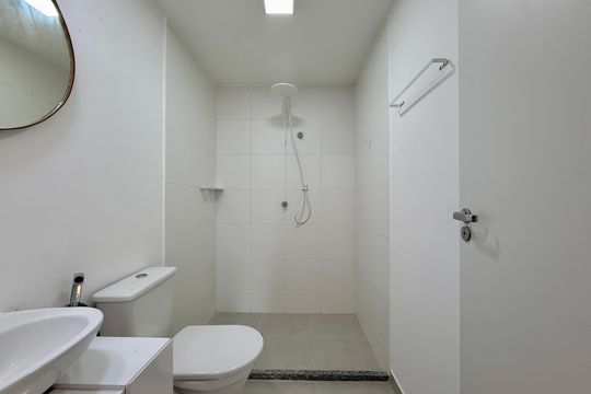 Banheiro de kitnet/studio para alugar com 0 quarto, 27m² em Jardim das Acacias, São Paulo