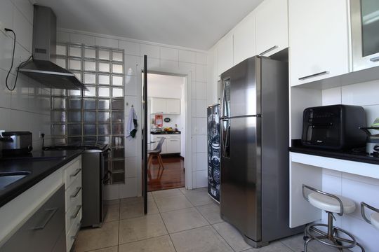 Cozinha de apartamento à venda com 4 quartos, 227m² em Itaim Bibi, São Paulo