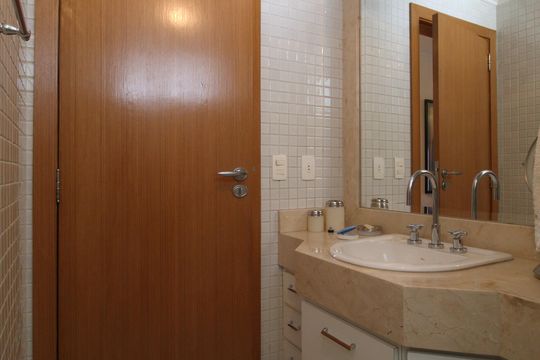Banheiro Social de apartamento à venda com 4 quartos, 227m² em Itaim Bibi, São Paulo