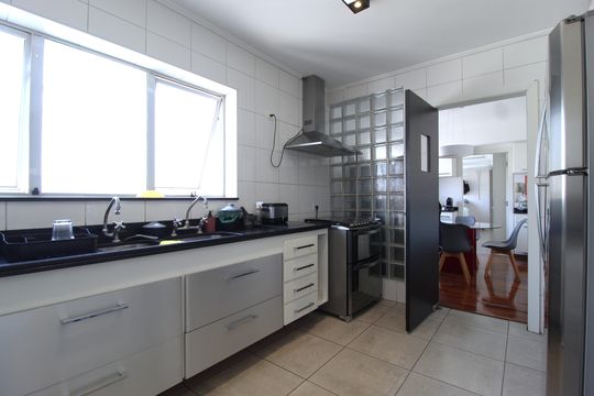 Cozinha de apartamento à venda com 4 quartos, 227m² em Itaim Bibi, São Paulo
