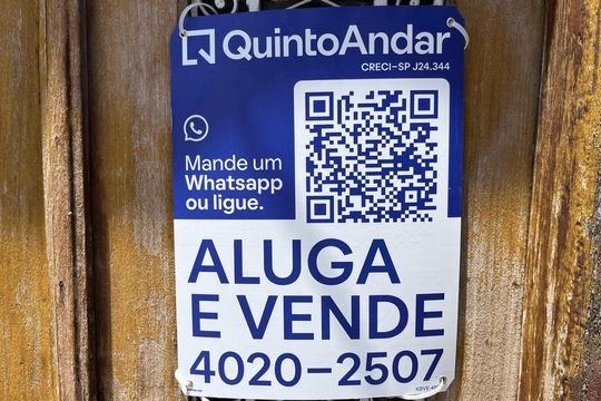 Fachada com plaquinha de casa para alugar com 3 quartos, 150m² em Vila Anastácio, São Paulo
