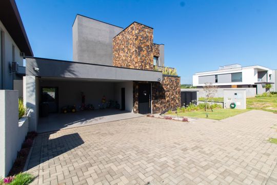 FACHADA de casa de condomínio à venda com 3 quartos, 253m² em Fazenda Santa Cândida, Campinas