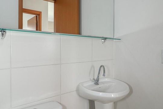 Banheiro de apartamento para alugar com 2 quartos, 44m² em Morro Santana, Porto Alegre