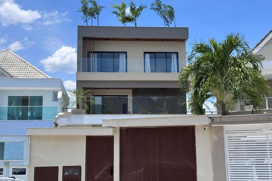Fachada de casa à venda com 4 quartos, 350m² em Recreio dos Bandeirantes, Rio de Janeiro