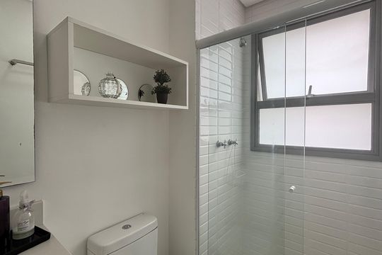 Banheiro de kitnet/studio para alugar com 1 quarto, 45m² em Indianópolis, São Paulo