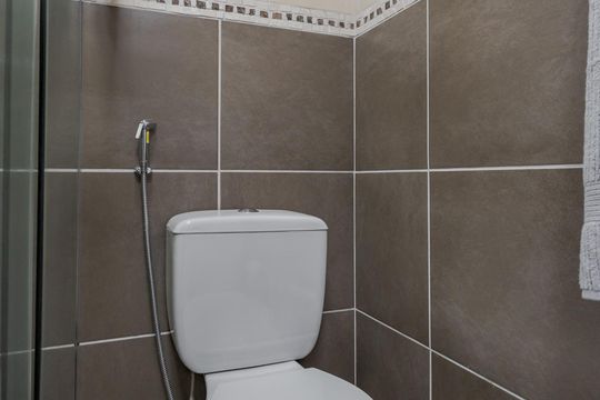 Banheiro de casa de condomínio à venda com 3 quartos, 86m² em Jardim Itu, Porto Alegre