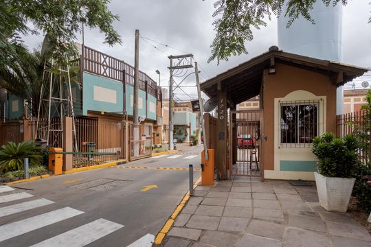 Fachada de casa de condomínio à venda com 3 quartos, 86m² em Jardim Itu, Porto Alegre