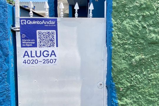 Fachada + placa  de casa para alugar com 1 quarto, 40m² em Parque Cisper, São Paulo