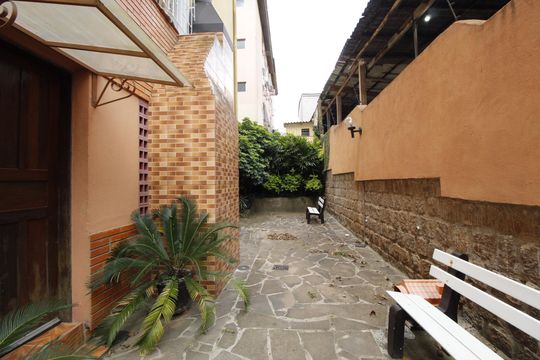 Quintal de apartamento à venda com 1 quarto, 45m² em Jardim do Salso, Porto Alegre