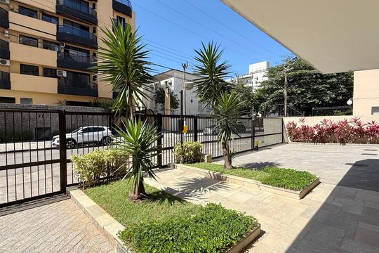 Fachada de apartamento para alugar com 2 quartos, 76m² em Jardim Belmar, Guarujá