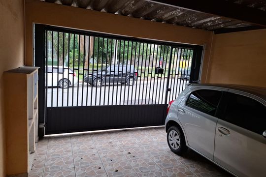 Garagem de casa à venda com 3 quartos, 200m² em Vila Guarani, São Paulo