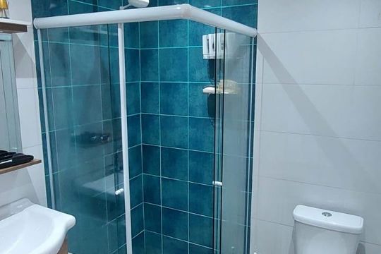 Banheiro de casa de condomínio à venda com 3 quartos, 180m² em Vargem Pequena, Rio de Janeiro