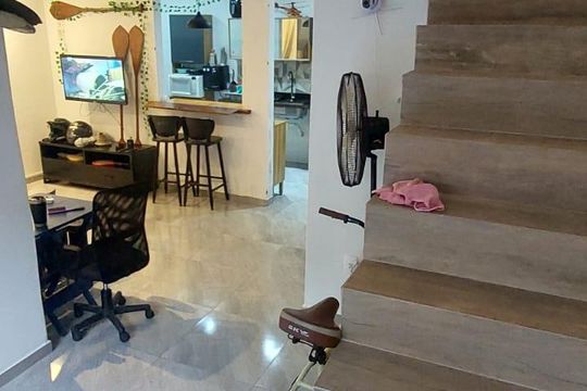 Sala de casa de condomínio à venda com 3 quartos, 180m² em Vargem Pequena, Rio de Janeiro