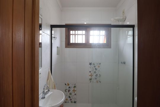 Banheiro da Suíte 1 de casa à venda com 3 quartos, 500m² em Centro, Canoas