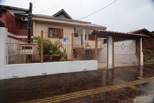 Fachada de casa à venda com 3 quartos, 500m² em Centro, Canoas