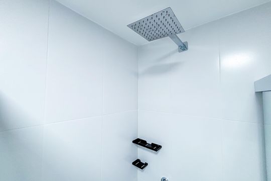 Banheiro social de kitnet/studio à venda com 1 quarto, 23m² em Perdizes, São Paulo