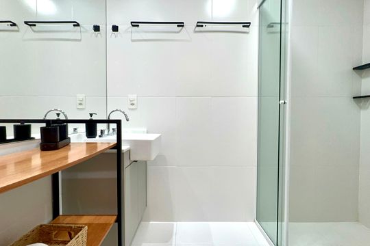 Banheiro de kitnet/studio para alugar com 1 quarto, 23m² em Perdizes, São Paulo
