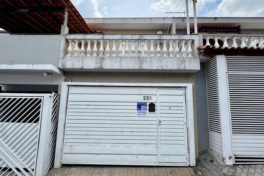 Placa instalada na fachada do imóvel de casa à venda com 3 quartos, 110m² em Vila Zamataro, Guarulhos
