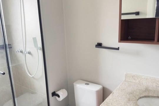Banheiro de apartamento à venda com 1 quarto, 28m² em Pinheiros, São Paulo