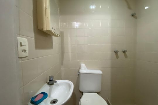 Banheiro de serviço de apartamento à venda com 2 quartos, 103m² em Leblon, Rio de Janeiro